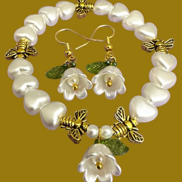 Handmade Floral earrings with bracelets. It’s called beeFlower bracelet set 🥰 - Picture 1 of 4